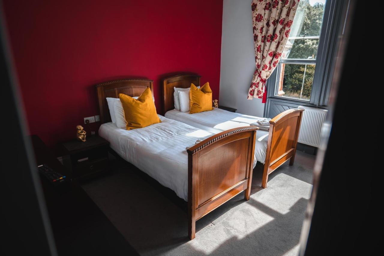 The Godwins Hotel Lugwardine Bagian luar foto